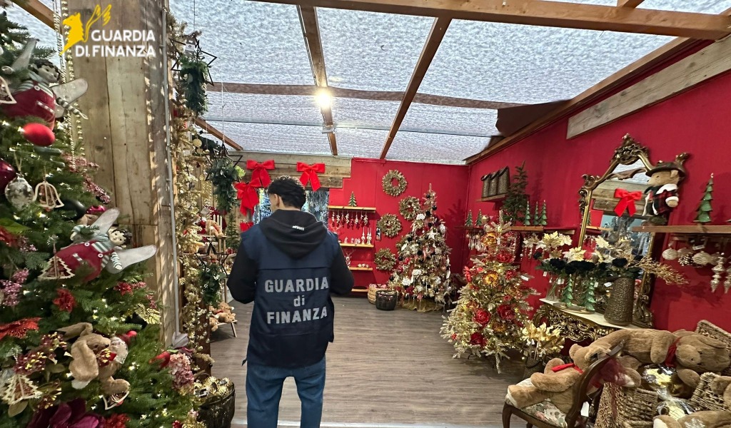 Articoli natalizi non sicuri sugli scaffali: maxi sequestro della Guardia di Finanza nel Lodigiano