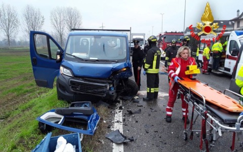 Scontro frontale tra auto e furgone: grave 49enne elitrasportata in ospedale