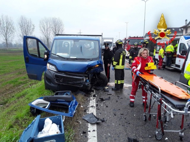 Scontro frontale tra auto e furgone: grave 49enne elitrasportata in ospedale