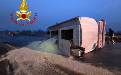 Camion carico di farina si ribalta sulla via Emilia dopo lo scontro con un’auto