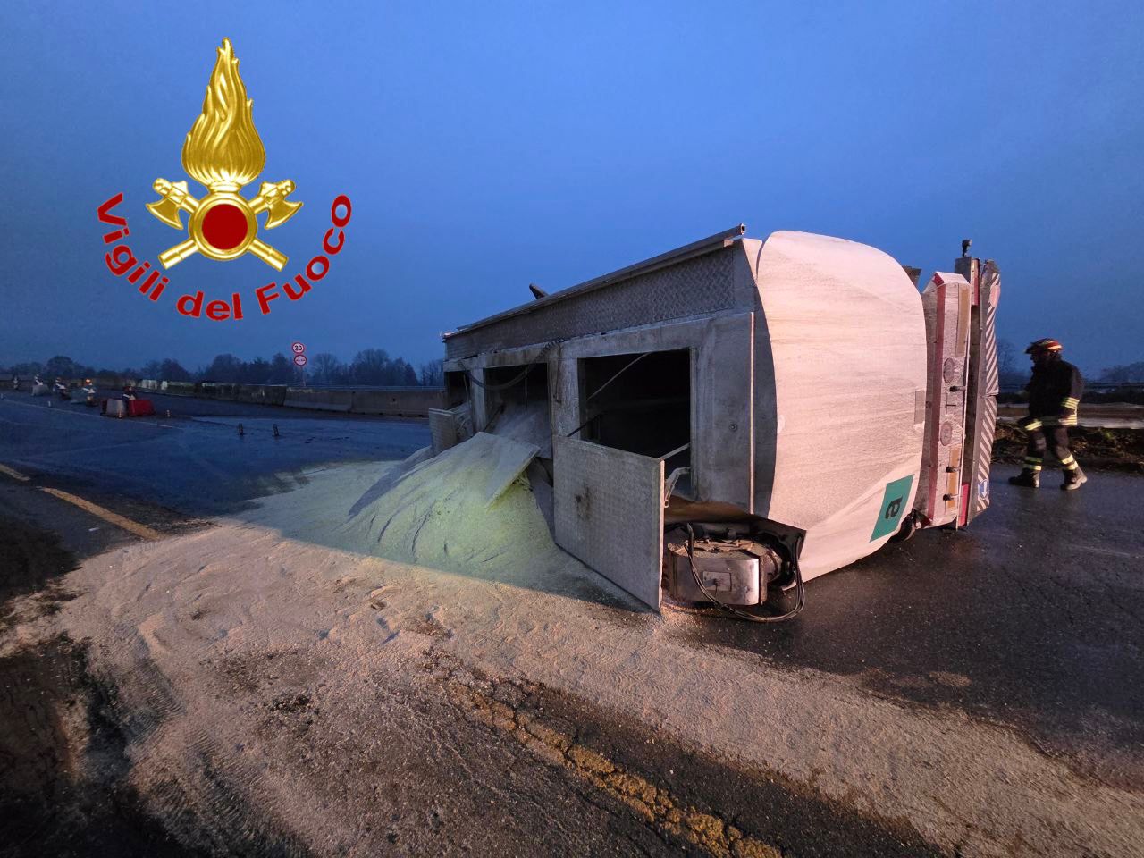 Camion carico di farina si ribalta sulla via Emilia dopo lo scontro con un’auto