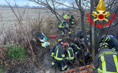 SUV finisce fuori strada: due giovani feriti a Pieve Fissiraga la mattina di Natale