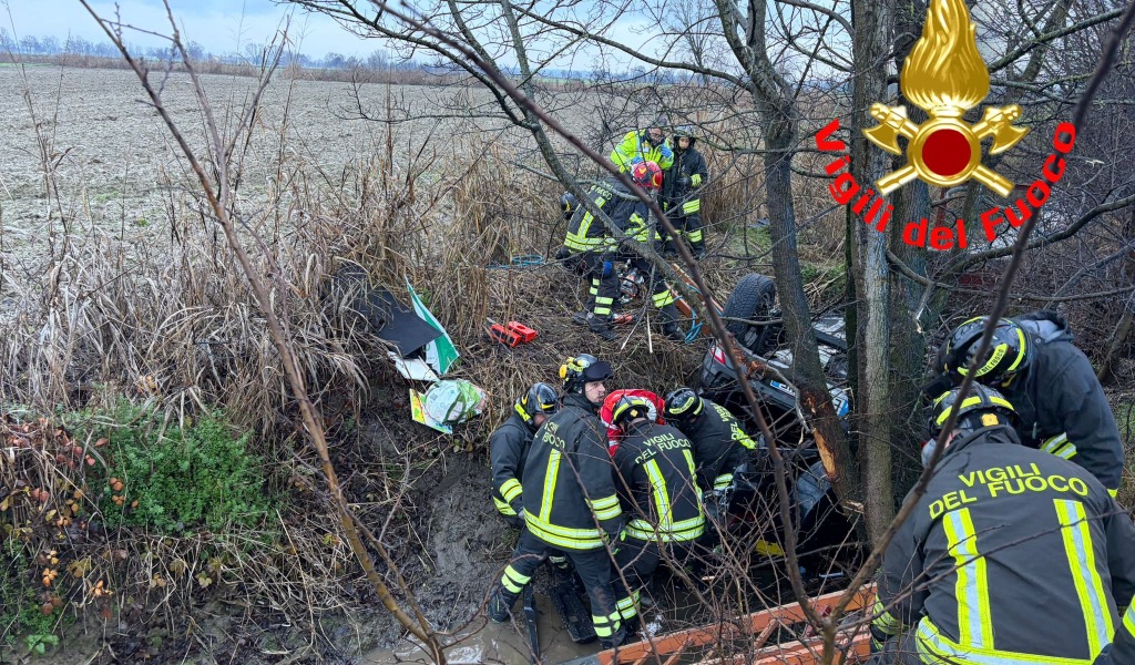 SUV finisce fuori strada: due giovani feriti a Pieve Fissiraga la mattina di Natale