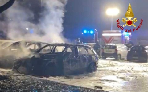 Due auto a fuoco a Lodi Vecchio la sera della Vigilia di Natale