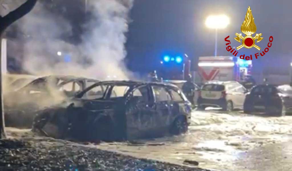 Due auto a fuoco a Lodi Vecchio la sera della Vigilia di Natale