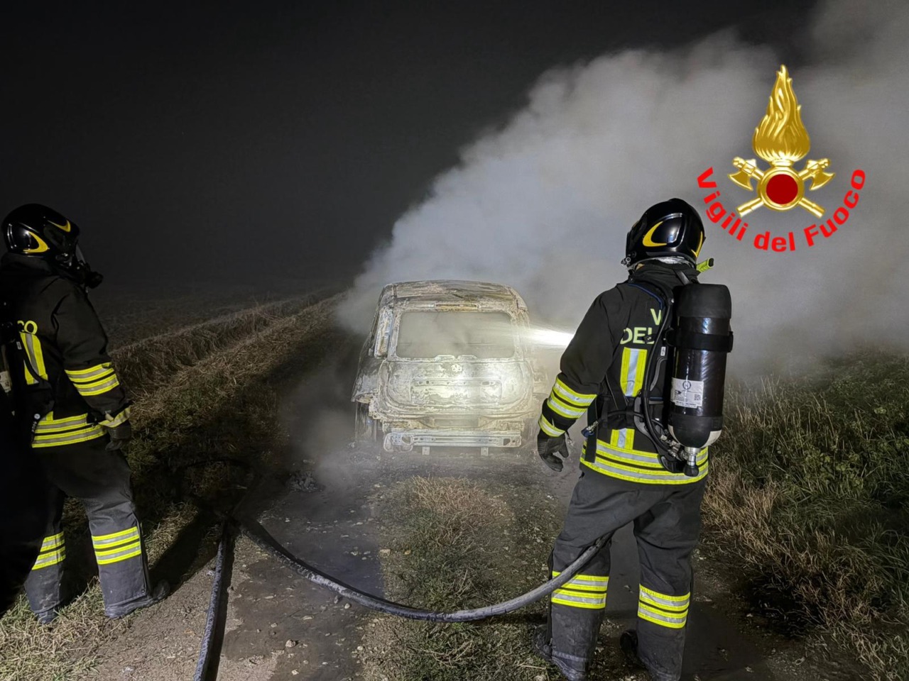 Auto in fiamme nella notte a Villanova del Sillaro: indagini in corso