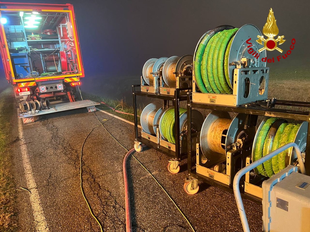 Le attrezzature in uso ai vigili del fuoco durante l'operazione