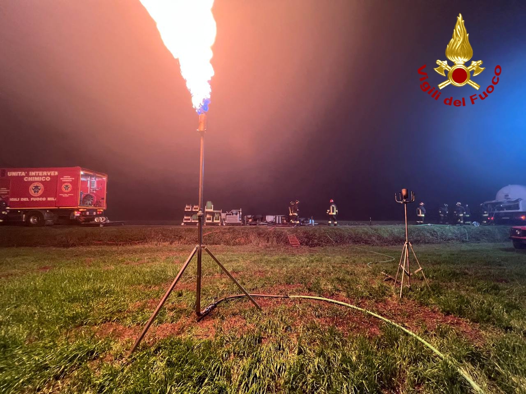 L'intervento di svuotamento della cisterna, con la torcia dei vigili del fuoco in piena attività