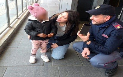 La mamma sale sul treno col passeggino ma l’altra bimba rimane fuori: soccorsa dalla Polfer