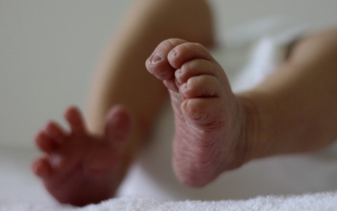 Tragedia a Lodi: neonato muore dopo parto in casa