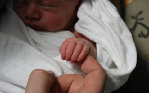 Bimba di 4 mesi muore in culla: disposta autopsia per chiarire le cause del decesso