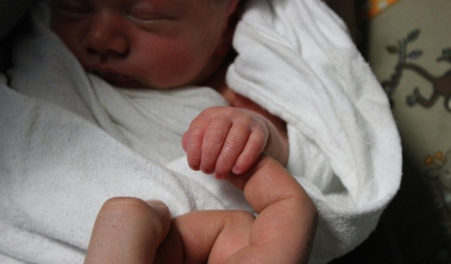 Bimba di 4 mesi muore in culla: disposta autopsia per chiarire le cause del decesso