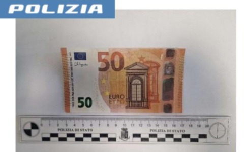 Smercia banconote false nei negozi del centro: beccato e denunciato dalla polizia
