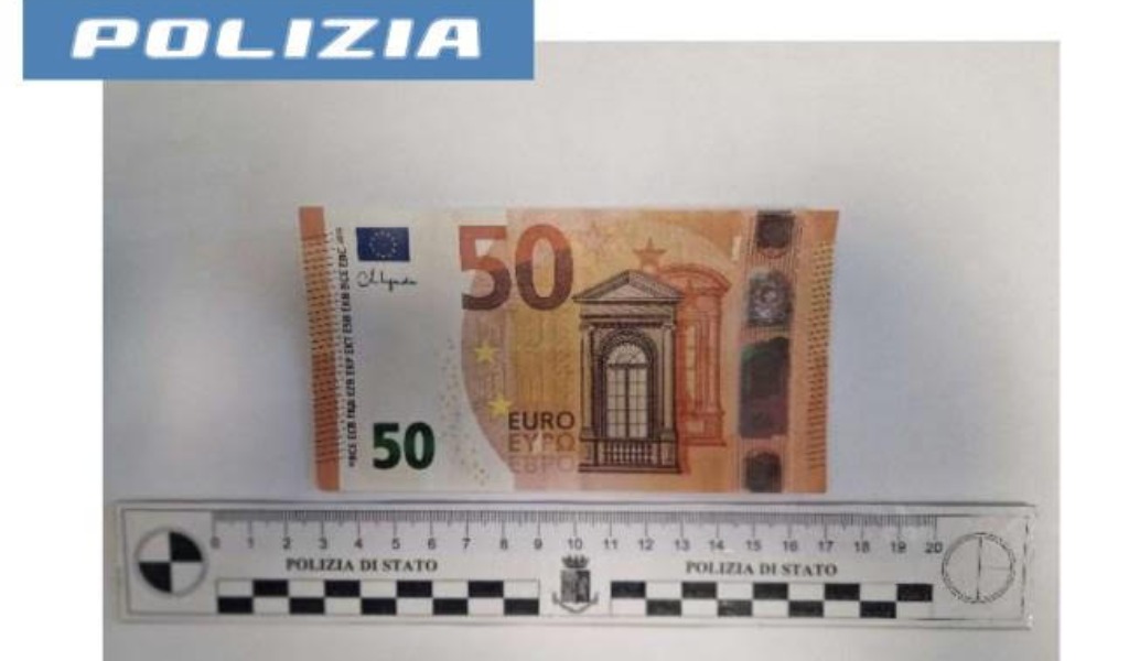 Smercia banconote false nei negozi del centro: beccato e denunciato dalla polizia