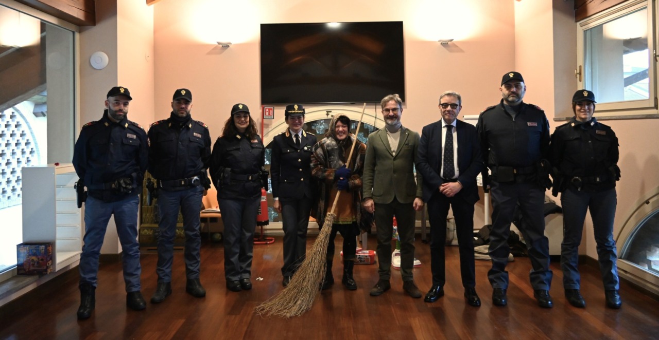 La Befana arriva con la Polizia, festa alla Fondazione Danelli: doni, attività sensoriali e vicinanza