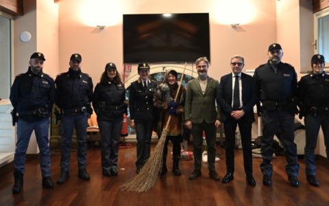 La Befana arriva con la Polizia, festa alla Fondazione Danelli: doni, attività sensoriali e vicinanza