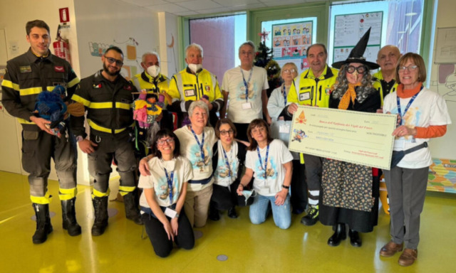 I Vigili del Fuoco di Lodi consegnano le calze della Befana ai bimbi ricoverati al Maggiore