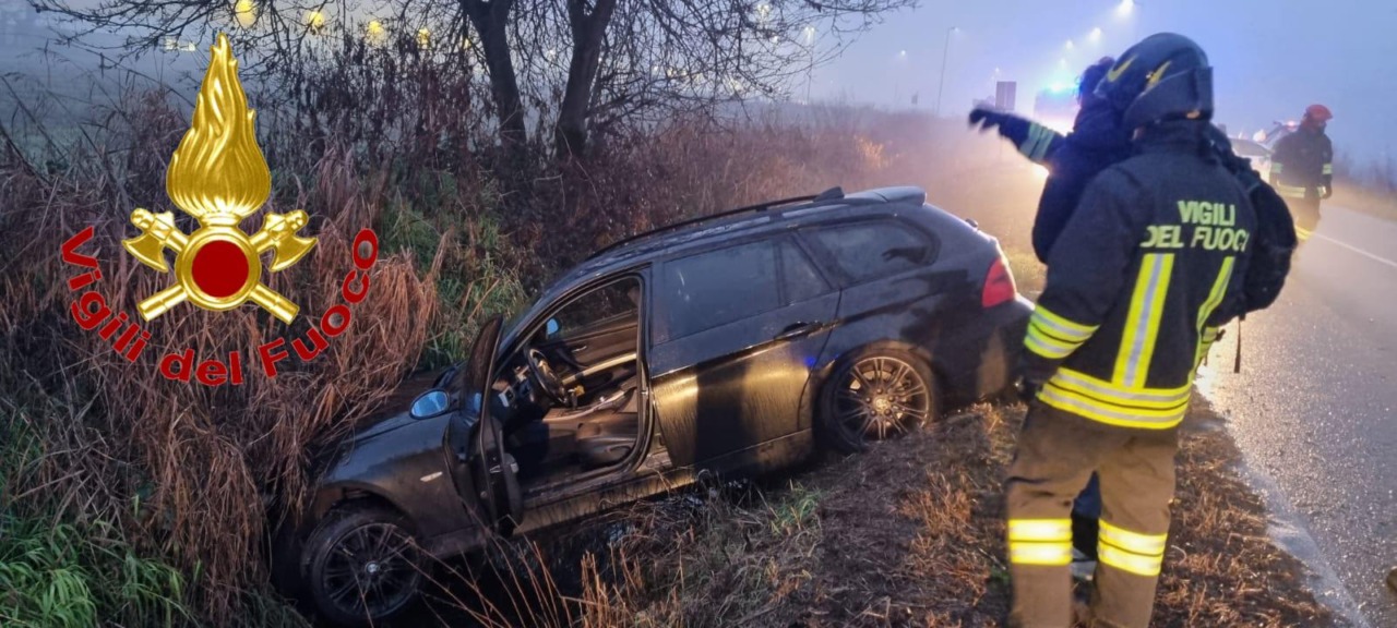 Incidente all’alba nel lodigiano, auto finisce nel fossato: coinvolti anche due minorenni
