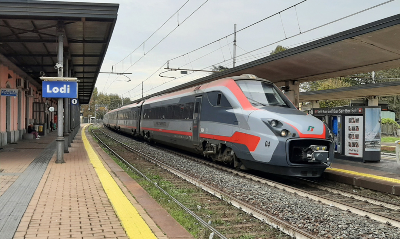 Tenta il suicidio sui binari a Lodi: persona di 63 anni salvata dalla Polizia Ferroviaria