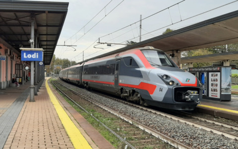 Tenta il suicidio sui binari a Lodi: persona di 63 anni salvata dalla Polizia Ferroviaria