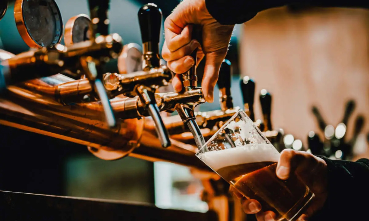 Pretende birre gratis in un locale di Lodi e accoltella due baristi, 24enne denunciato