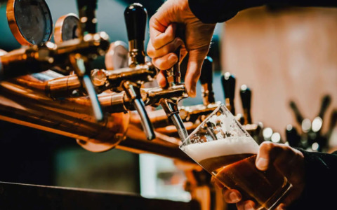 Pretende birre gratis in un locale di Lodi e accoltella due baristi, 24enne denunciato