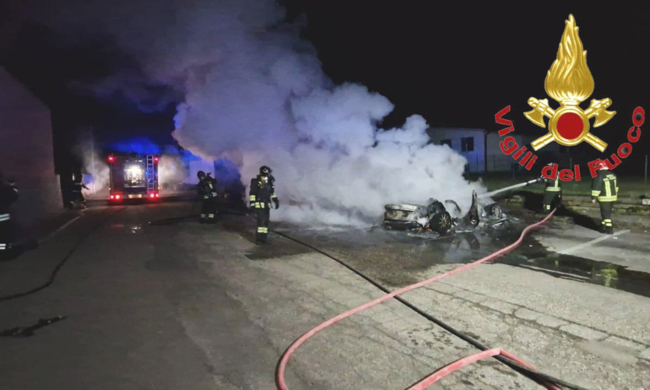 Rogo nella notte a Sant’Angelo Lodigiano, quattro auto distrutte dalle fiamme