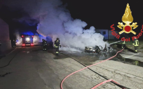 Rogo nella notte a Sant’Angelo Lodigiano, quattro auto distrutte dalle fiamme