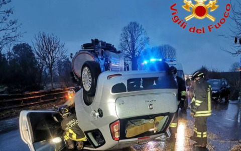 Si ribalta con l’auto a Zelo Buon Persico e rimane incastrato, 38enne liberato dai pompieri