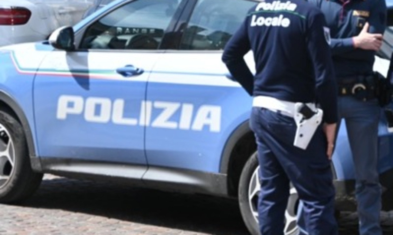 Ubriaco al bar schiaffeggia gli agenti: nel dehor pieno di pregiudicati, locale chiuso a Casalpusterlengo