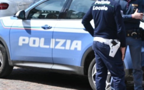 Ubriaco al bar schiaffeggia gli agenti: nel dehor pieno di pregiudicati, locale chiuso a Casalpusterlengo