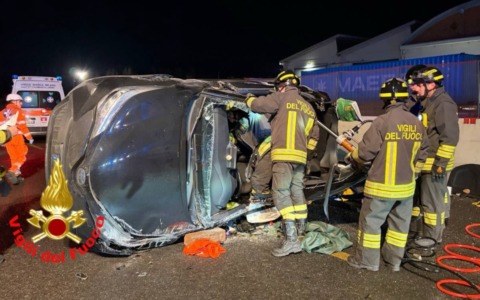 Auto si ribalta in autostrada nella notte, ferito un 20enne