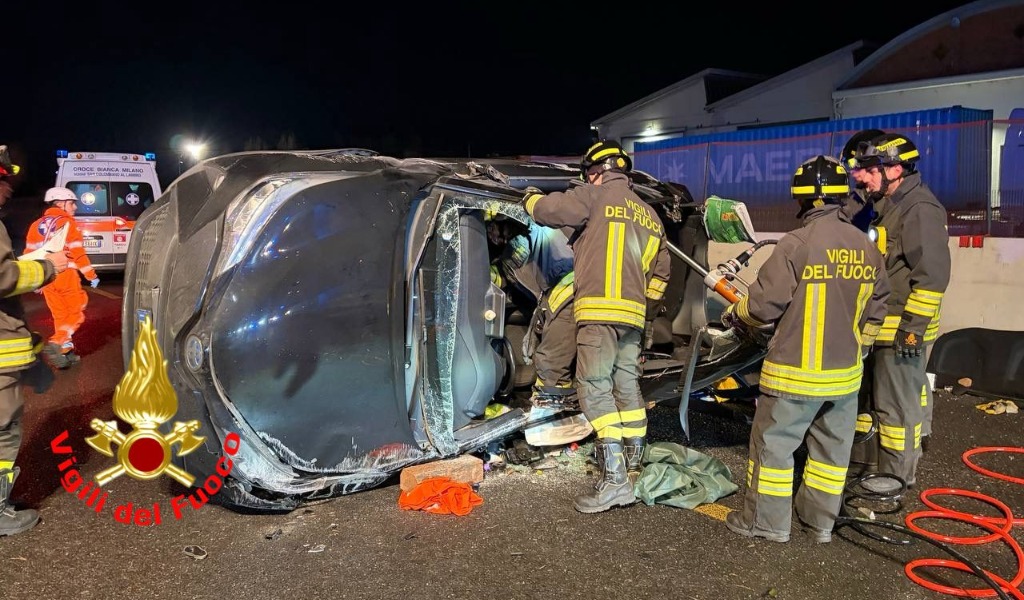 Auto si ribalta in autostrada nella notte, ferito un 20enne