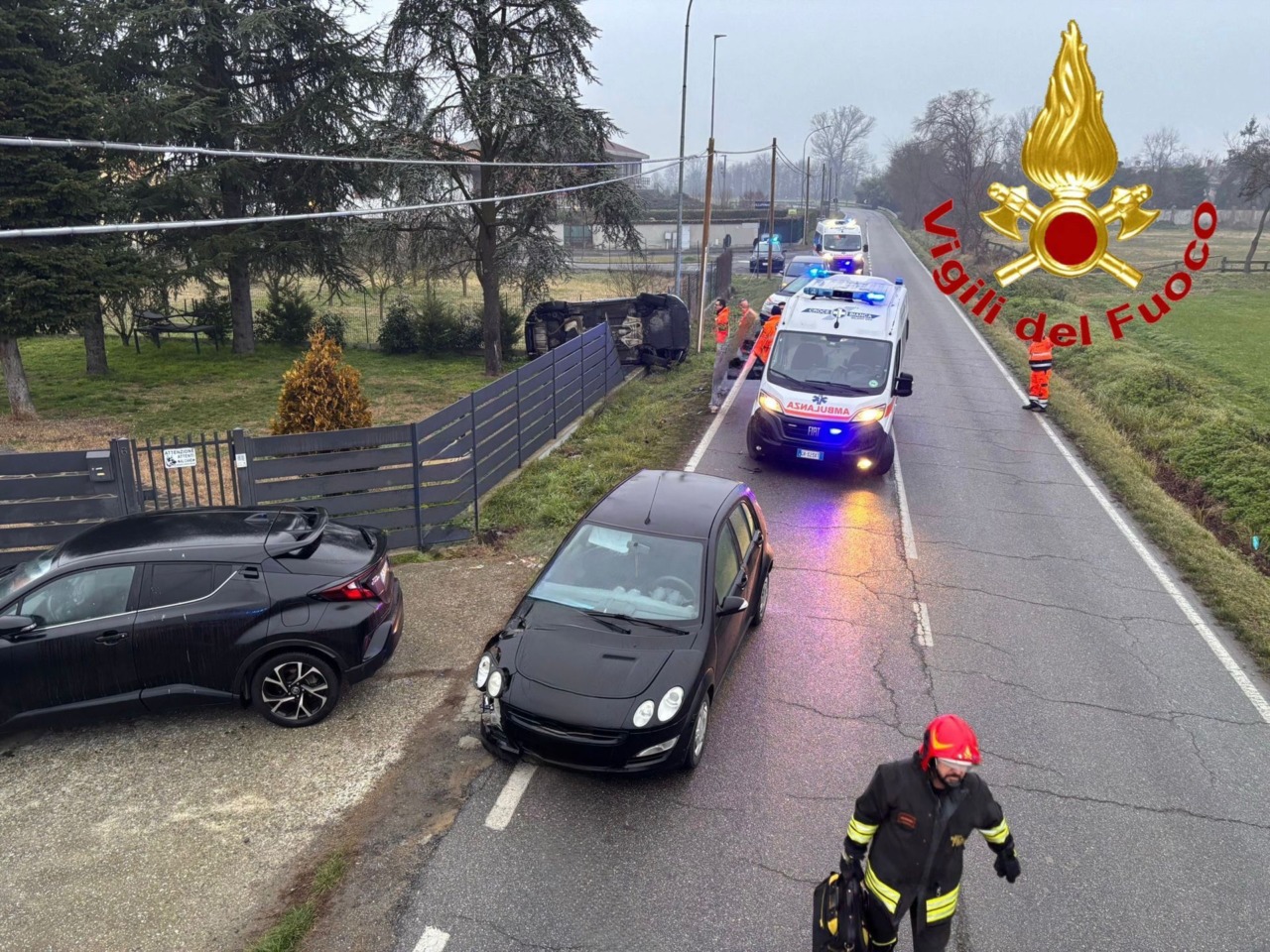 Violento impatto a Sant’Angelo Lodigiano: un’auto si ribalta in un cortile