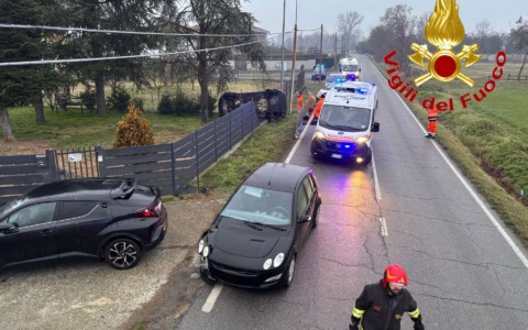 Violento impatto a Sant’Angelo Lodigiano: un’auto si ribalta in un cortile