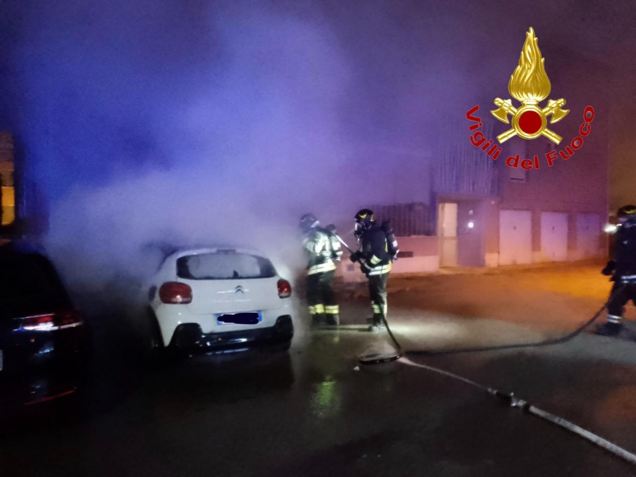 Auto in fiamme a Sant’Angelo Lodigiano: intervento all’alba dei Vigili del Fuoco