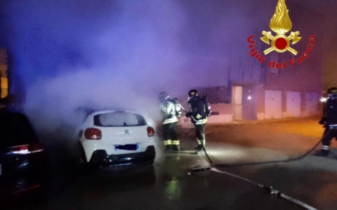 Auto in fiamme a Sant’Angelo Lodigiano: intervento all’alba dei Vigili del Fuoco