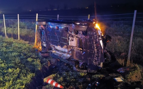 Perde il controllo del veicolo e finisce fuori strada sulla A1 ribaltandosi: tre feriti