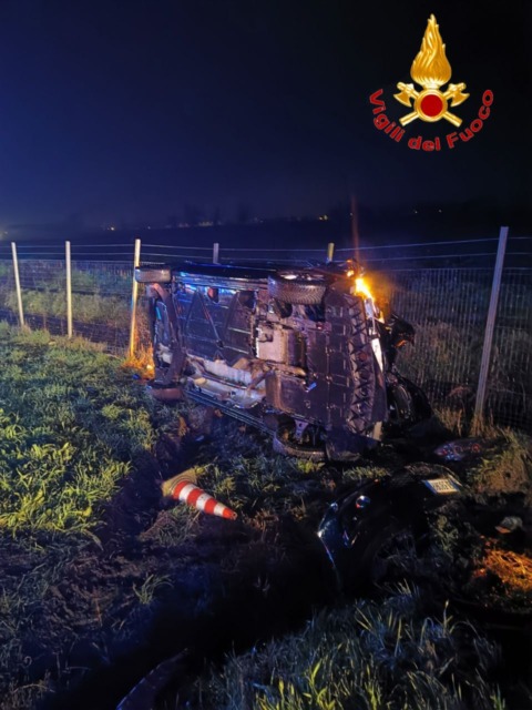 Perde il controllo del veicolo e finisce fuori strada sulla A1 ribaltandosi: tre feriti