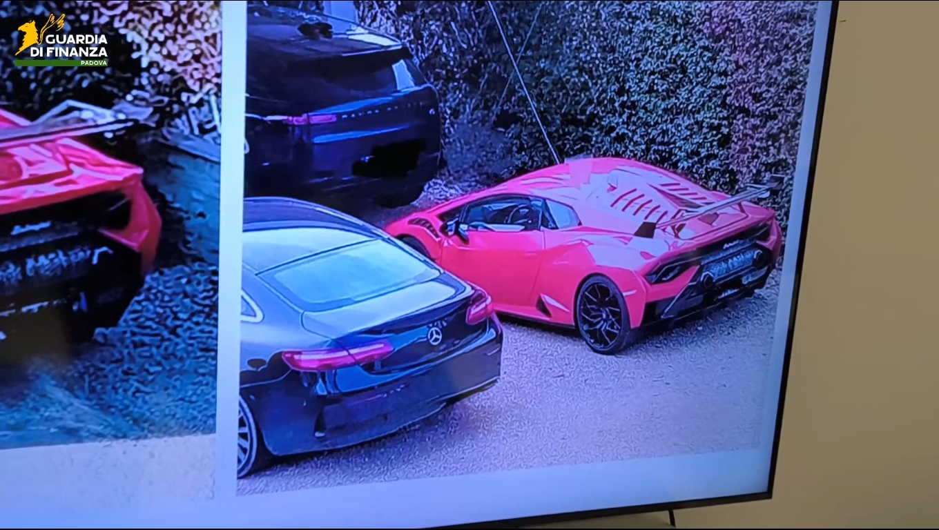 Alcune delle auto di lusso nella disponibilità dei presunti capi della maxi rete di truffatori