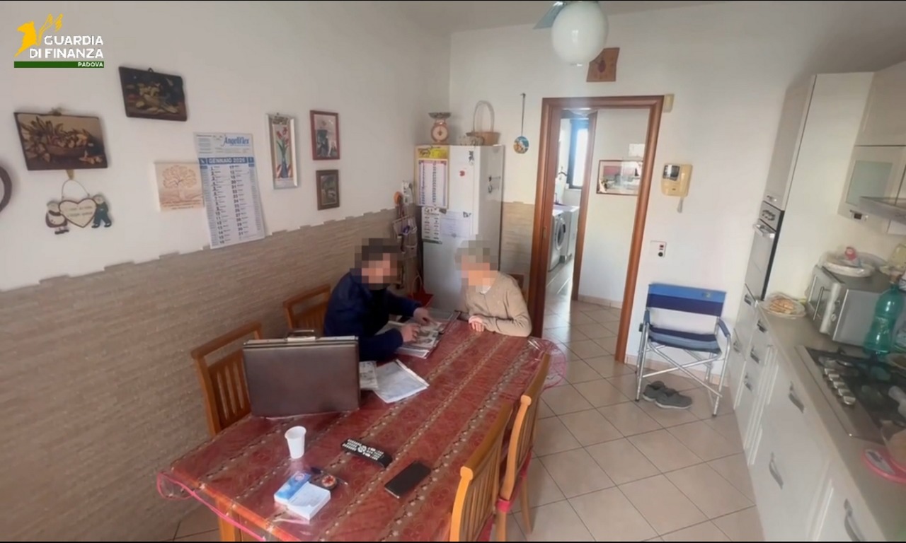 Vendevano porta a porta agli anziani casalinghi per migliaia di euro: smantellata la maxi rete di truffatori