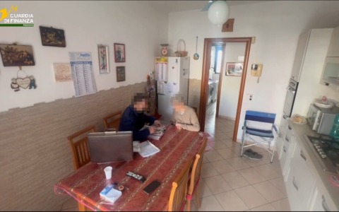 Vendevano porta a porta agli anziani casalinghi per migliaia di euro: smantellata la maxi rete di truffatori