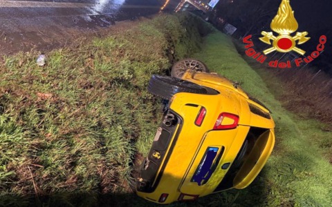 Finiscono nel fosso con l’auto: paura per un 28enne e per un 25enne