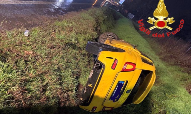 Finiscono nel fosso con l’auto: paura per un 28enne e per un 25enne