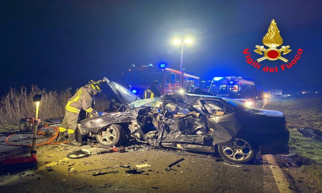 Spaventoso schianto tra due auto: finisce in ospedale anche una bambina di 4 anni