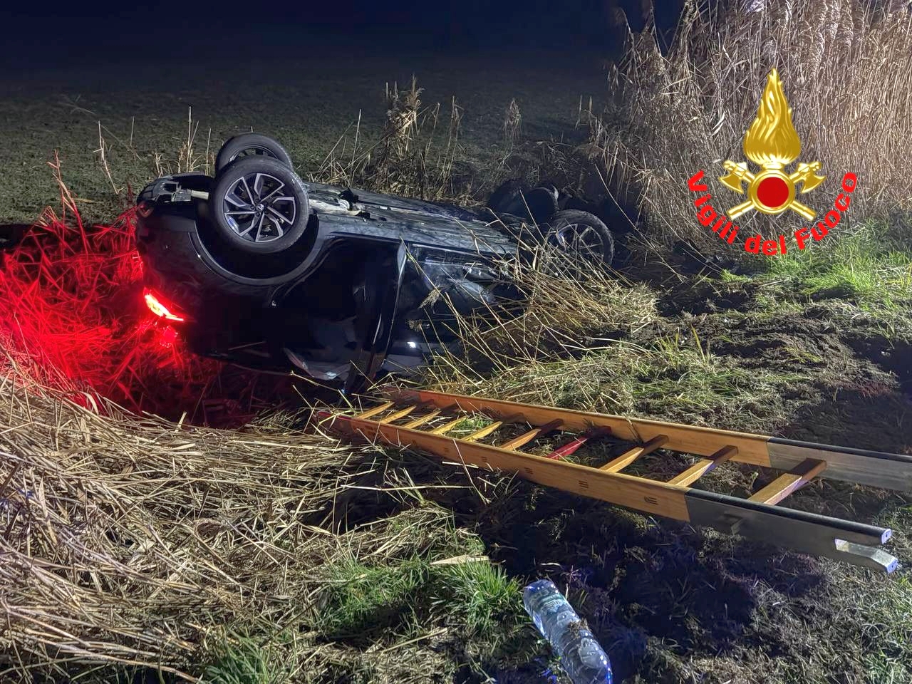 L'auto capottata nel fosso dopo l'impatto