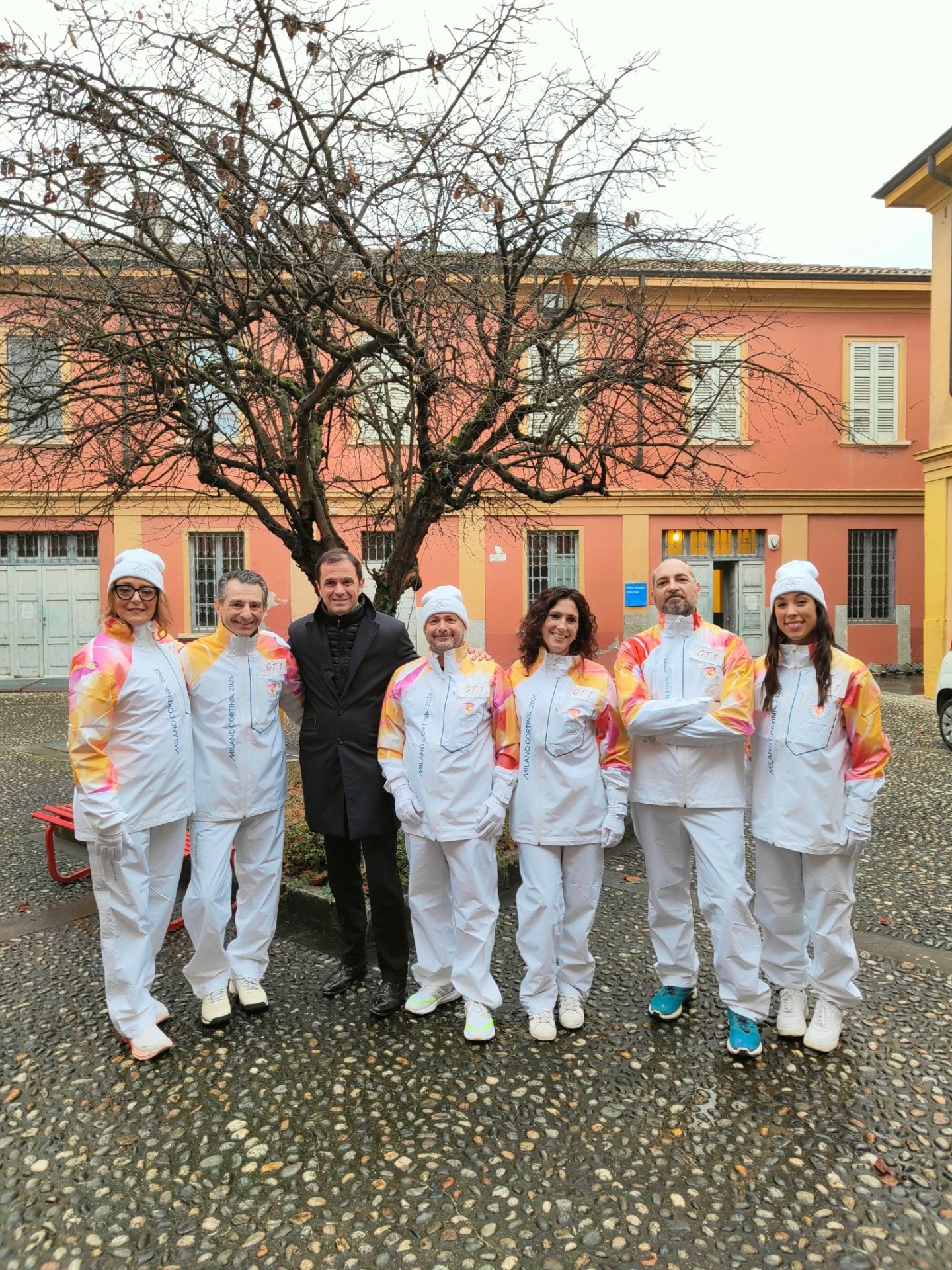 Alcuni degli operatori dell'ospedale di Codogno con il direttore generale dell'Asst Grignaffini