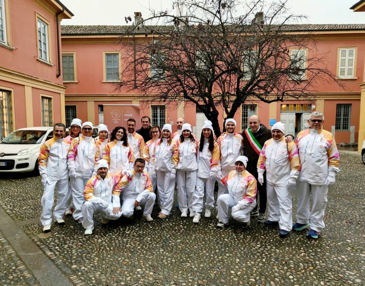 Quanta emozione: gli infermieri dell’ospedale simbolo del Covid portano la fiamma olimpica