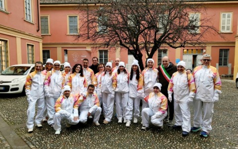 Quanta emozione: gli infermieri dell’ospedale simbolo del Covid portano la fiamma olimpica