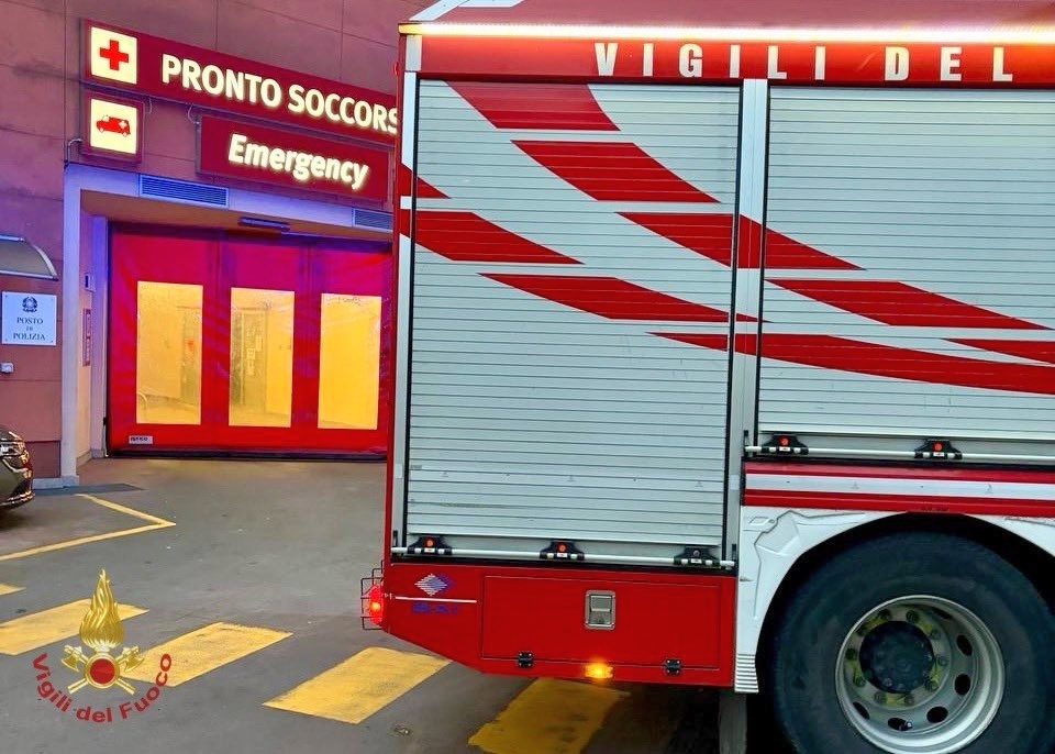 I vigili del fuoco durante l'intervento al pronto soccorso dell'ospedale di Lodi